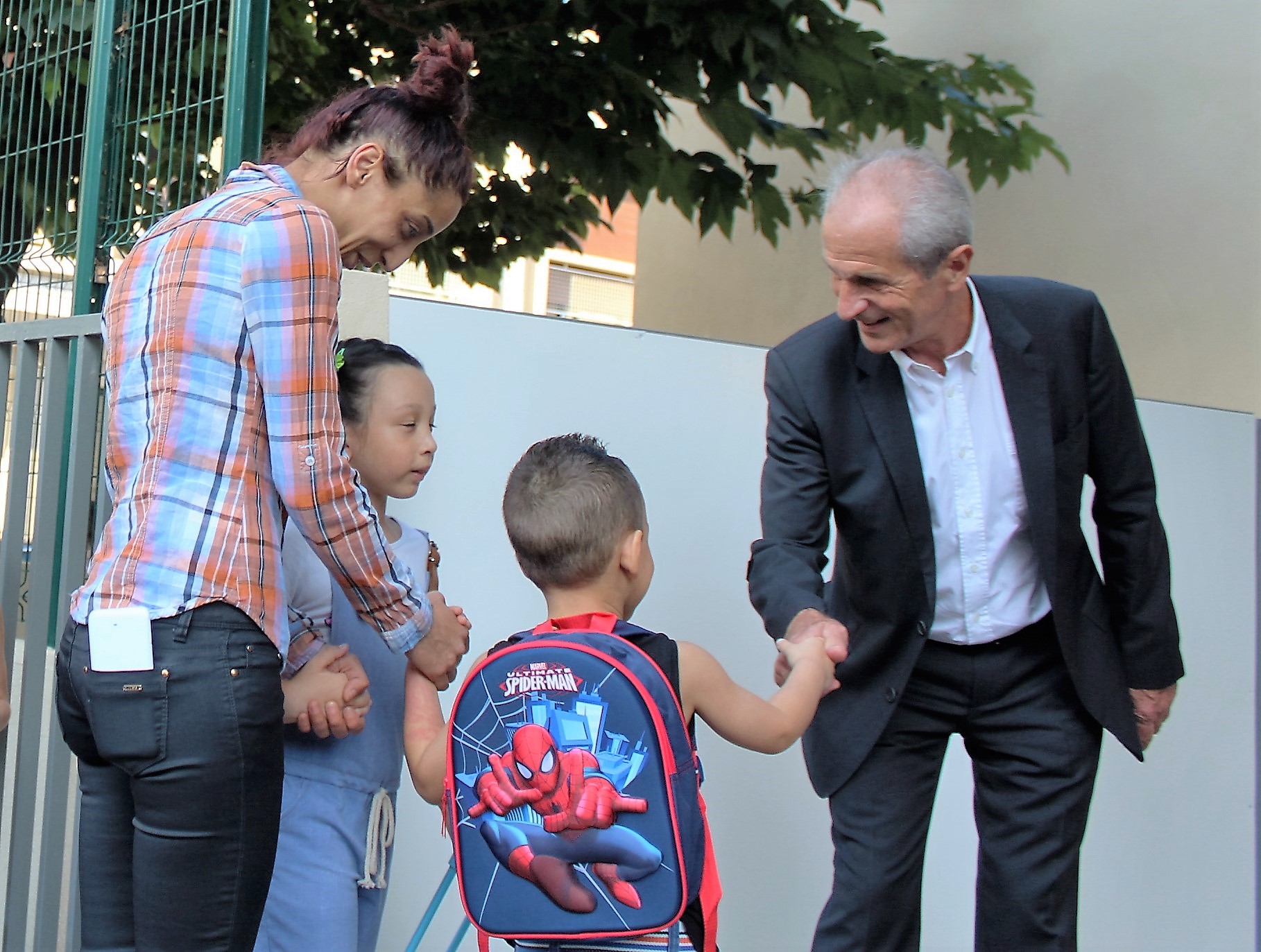 Hubert Falco, maire (DVD) de Toulon, a assisté à la rentrée scolaire à l’école Claude-Debussy, qui recevra ses capteurs de C02 dans les prochaines semaines, comme les 83 autres écoles de la ville (©Presse Agence)