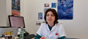 Médecin qui parle du diabète