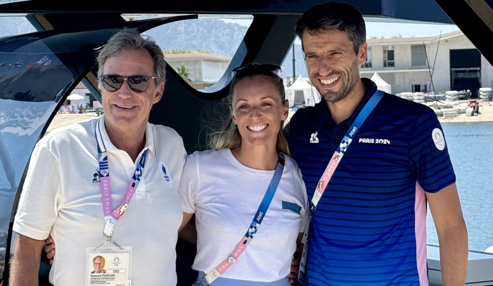 trois personnes sur un bateau