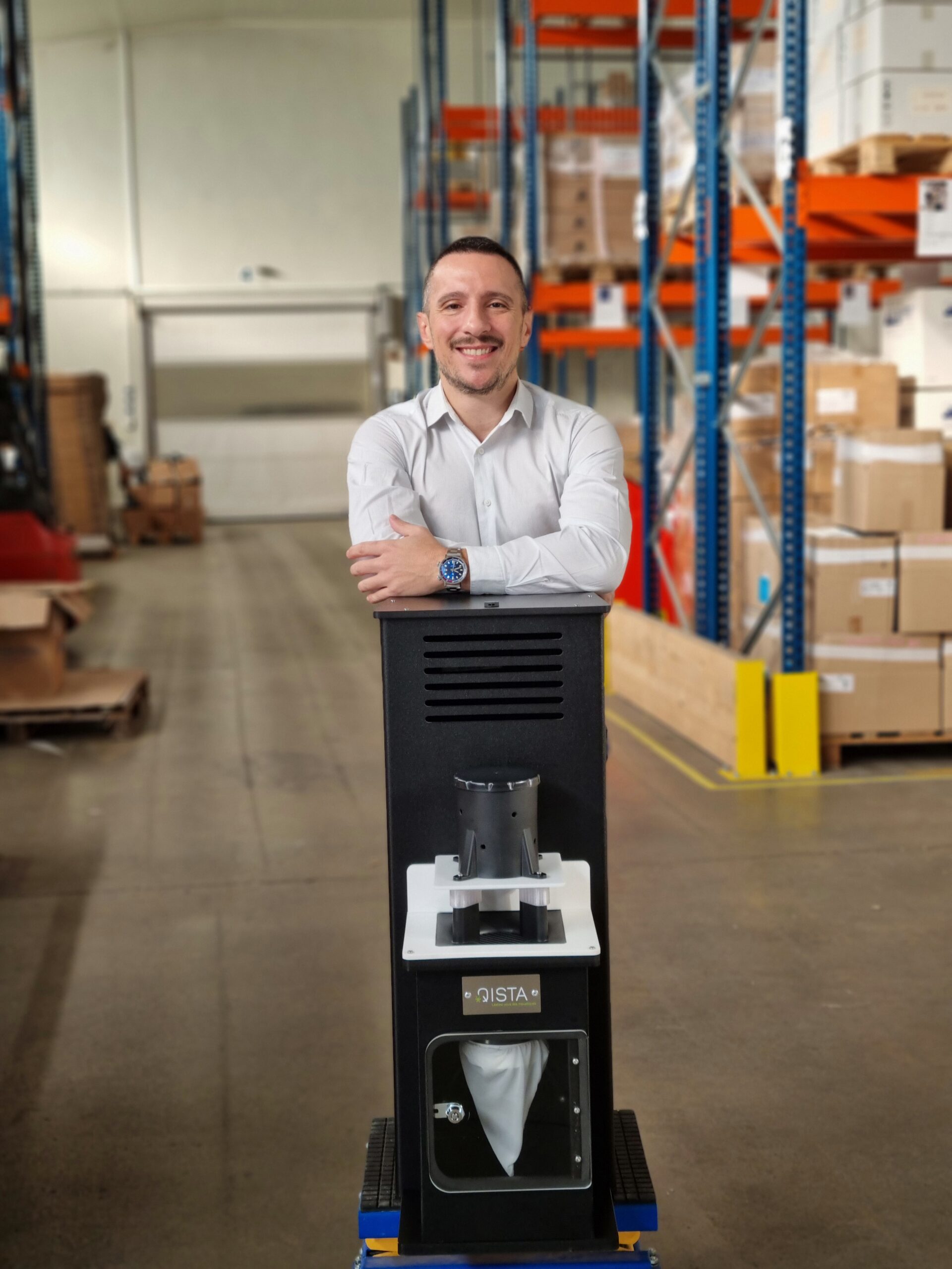 Photo du fondateur de QISTA avec une machine anti moustique