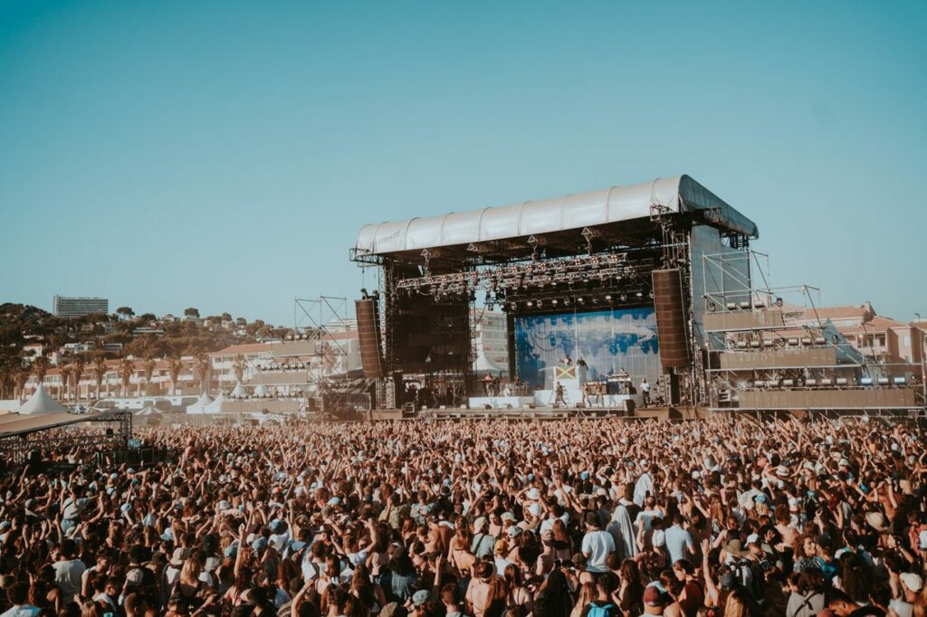 Scène et foule massive au Delta Festival sur les plages du Prado à Marseille