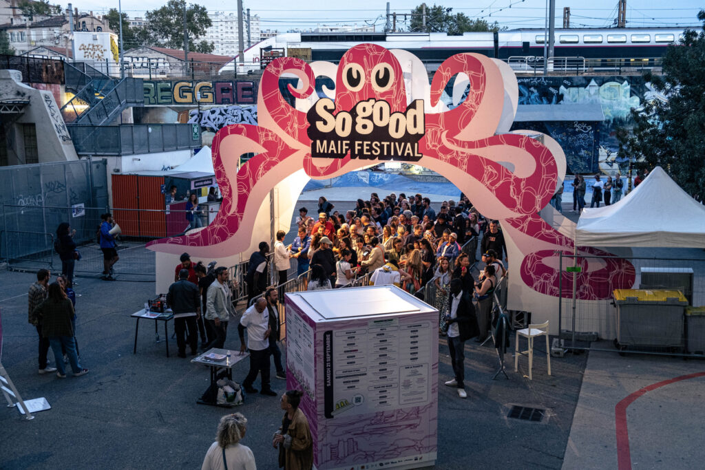 Entrée du So good MAIF Festival à la Friche avec arche rose et foule nombreuse. 