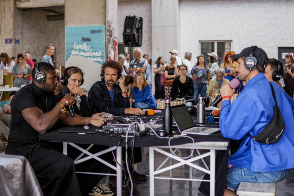 Enregistrement d’un podcast en direct au So good MAIF Festival avec des intervenants engagés et un public à l’écoute.
