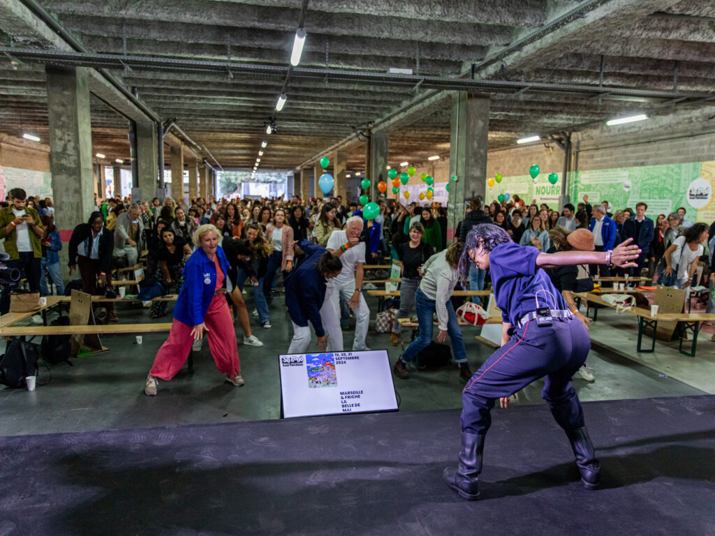 Moment de danse collective intergénérationnelle sous la halle de la Friche.