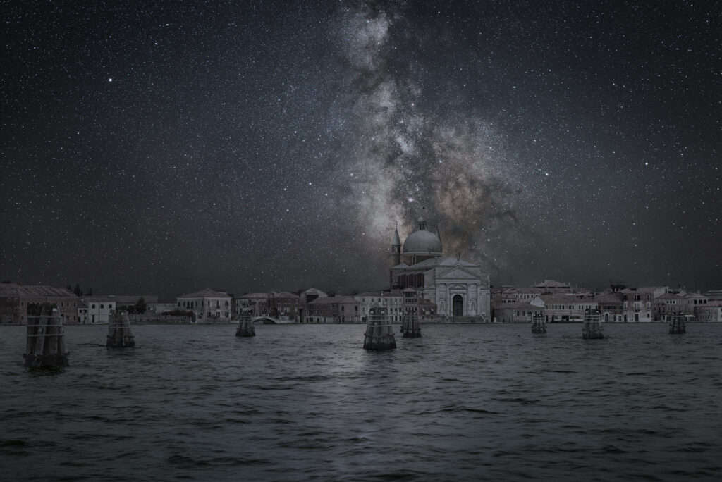 Photographie de Venise sous la Voie lactée par Thierry Cohen.