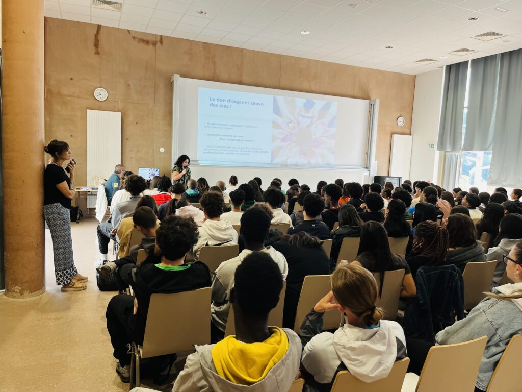 Conférence sur le don d’organes au lycée Simone-Veil en septembre 2025.