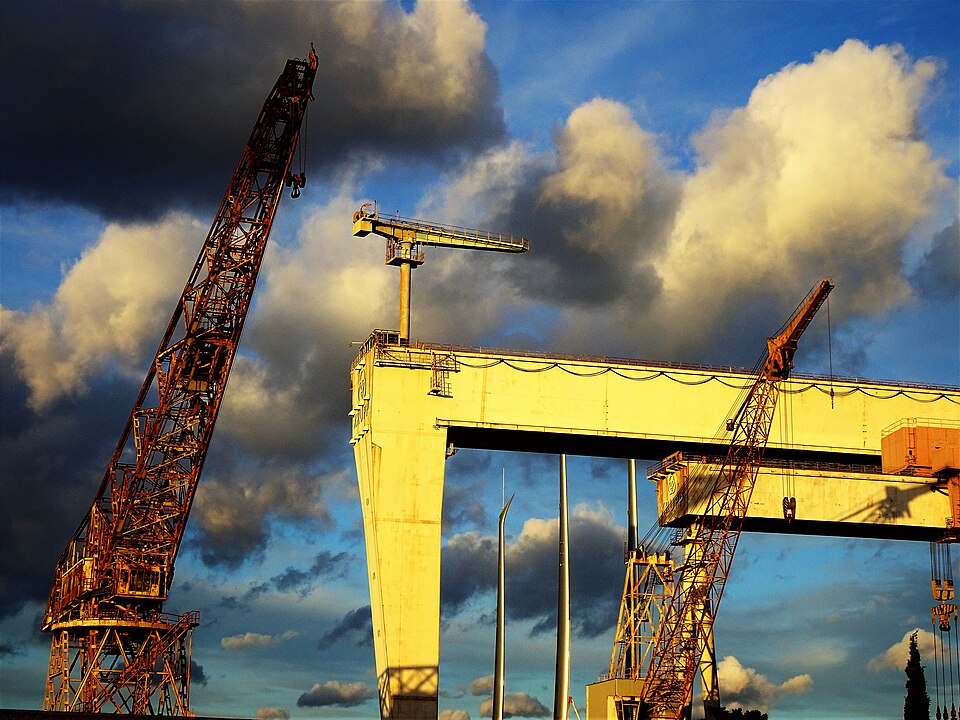  Les chantiers navals de La Ciotat, créés au 19ème° siècle, furent parmi les plus importants de France.
A la fin du 20ème° siècle, ils fermentent.

Puis redémarrent au 21ème° siècle pour s'occuper des plus grands yachts.
Les chantiers navals de La Ciotat, créés au XIXe siècle, étaient parmi les plus grands de France .
Ils ferment à la fin du 20e siècle.