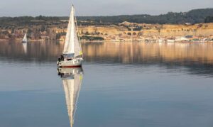 Un voilier sur l'étang de Berre