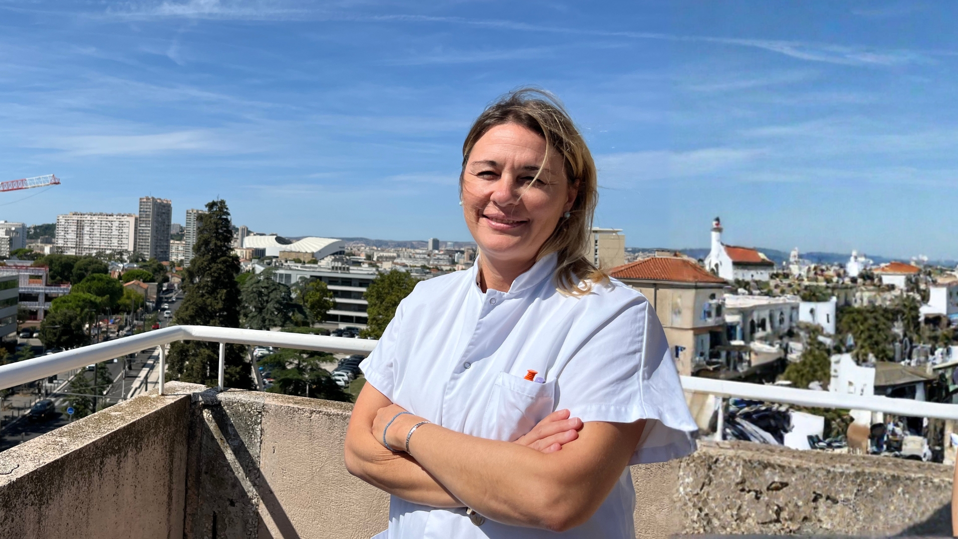 La professeure Anne-Laure Couderc en septembre 2025 à l'hôpital Sainte-Marguerite, avec le Vélodrome en toile de fond.