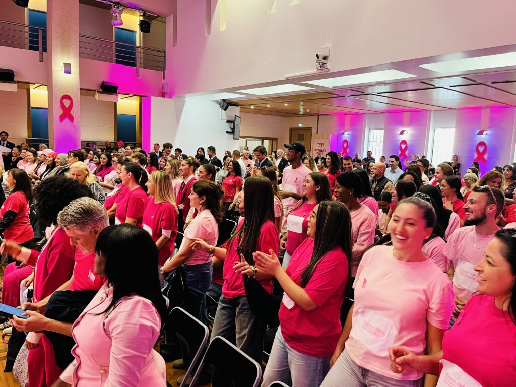 Conférence cancer du sein – Hôtel de Région Un public enthousiaste lors de la table ronde, avec les élèves infirmières de l’APHM vêtues de rose