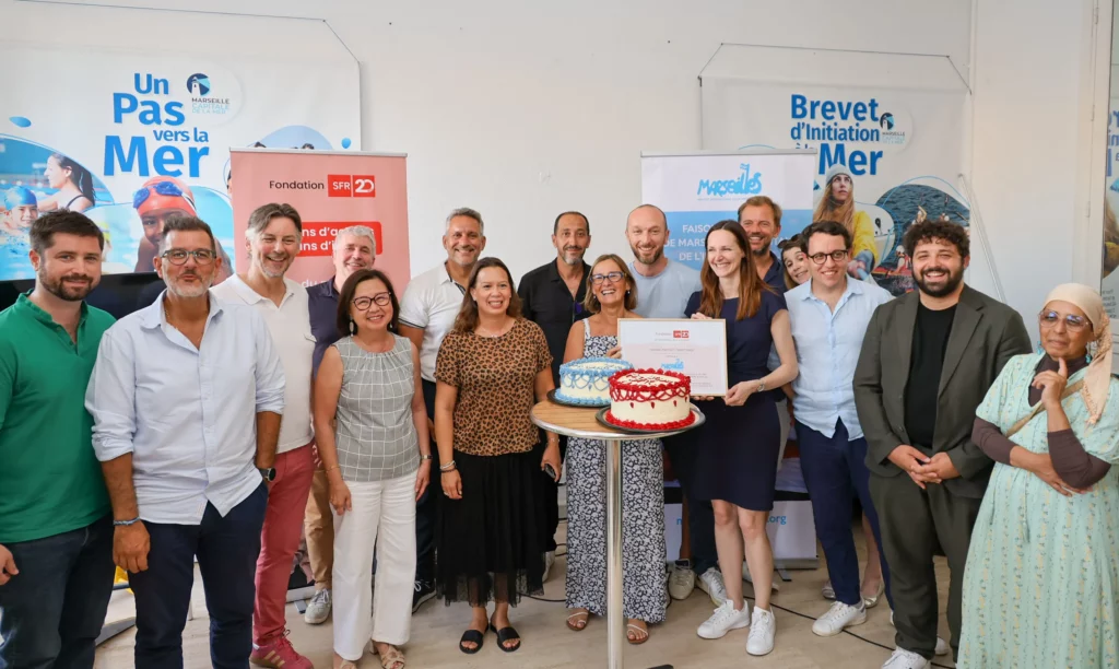Le collectif de Marseille au Pluriel fête ses 3 ans entouré de Marie Lhermelin, secrétaire générale adjointe d’Altice France représentant la fondation SFR qui fête ses 20 ans. 