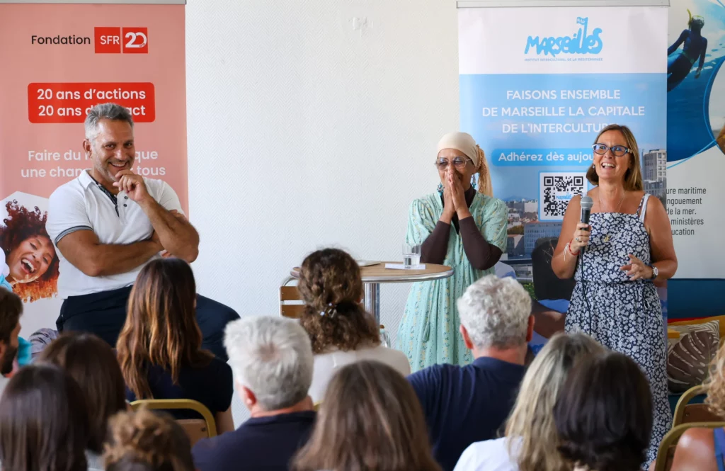 Alain Cabras, membre fondateur de Marseille au Pluriel, Salina Gasmi-Latreche, présidente de Mères-Enfants PACA et Marie-Laure Guidi, présidente Marseille au Pluriel 