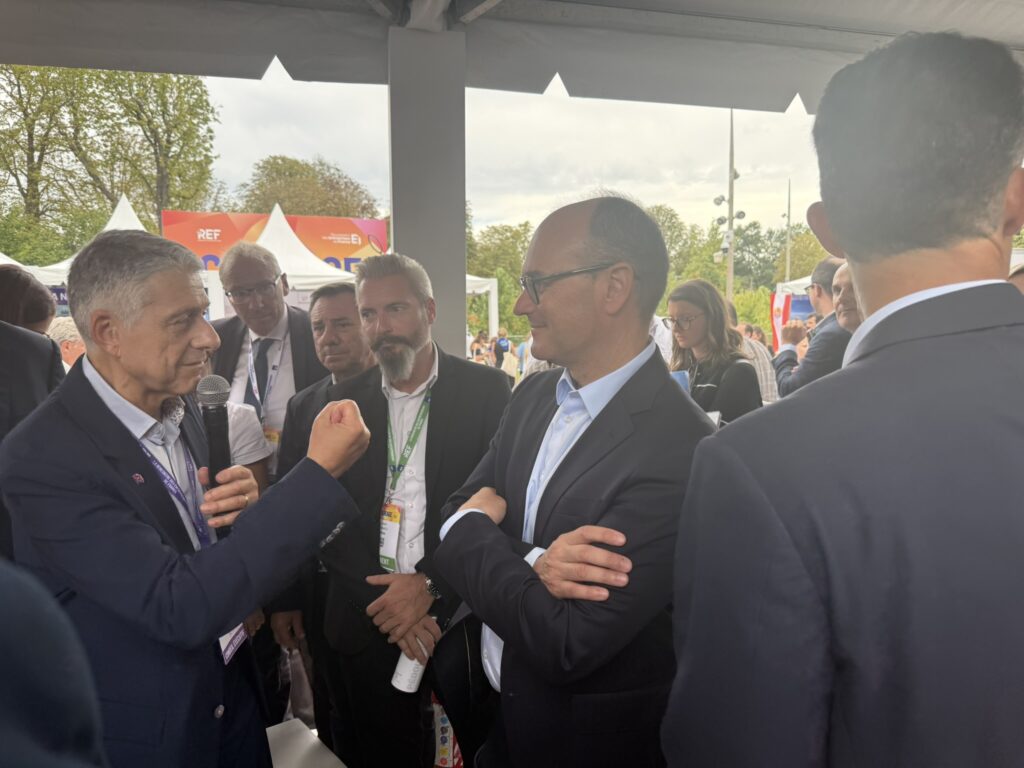 À gauche, Stéphane Benhamou, président du Medef Sud, aux côtés de Franck Cannata, président de l’UPE06, échange avec Sébastien Martin, ministre délégué chargé de l’Industrie, lors de la REF 2026 à Roland-Garros.