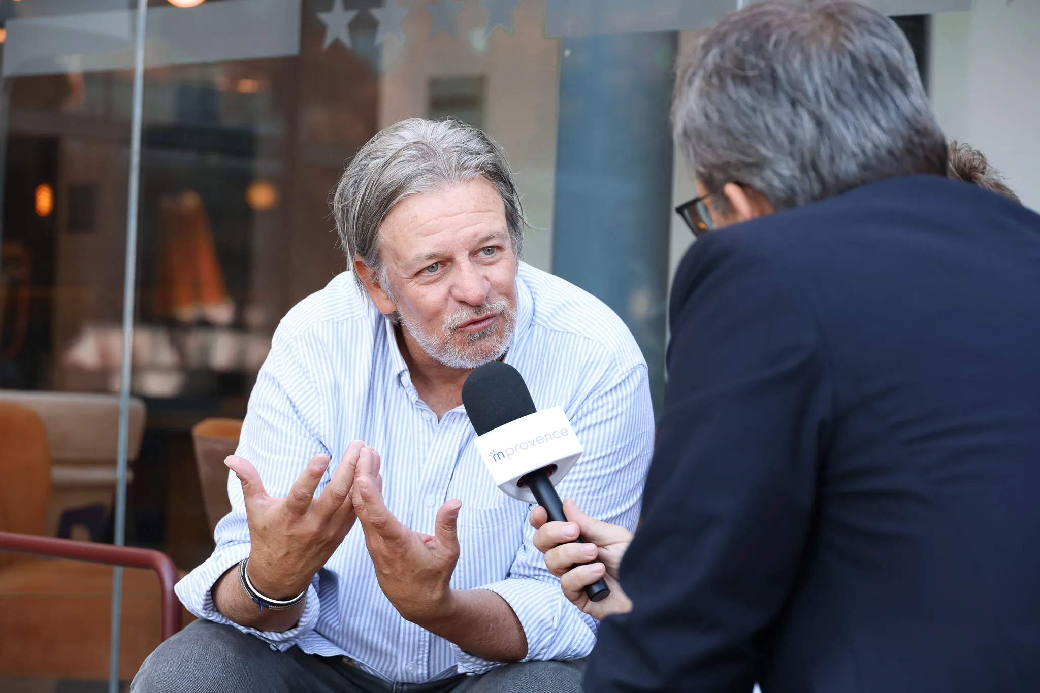 Jérôme Letu-Montois, directeur du salon Top Transport, lors d’une interview réalisée par le journaliste Hervé Vaudoit