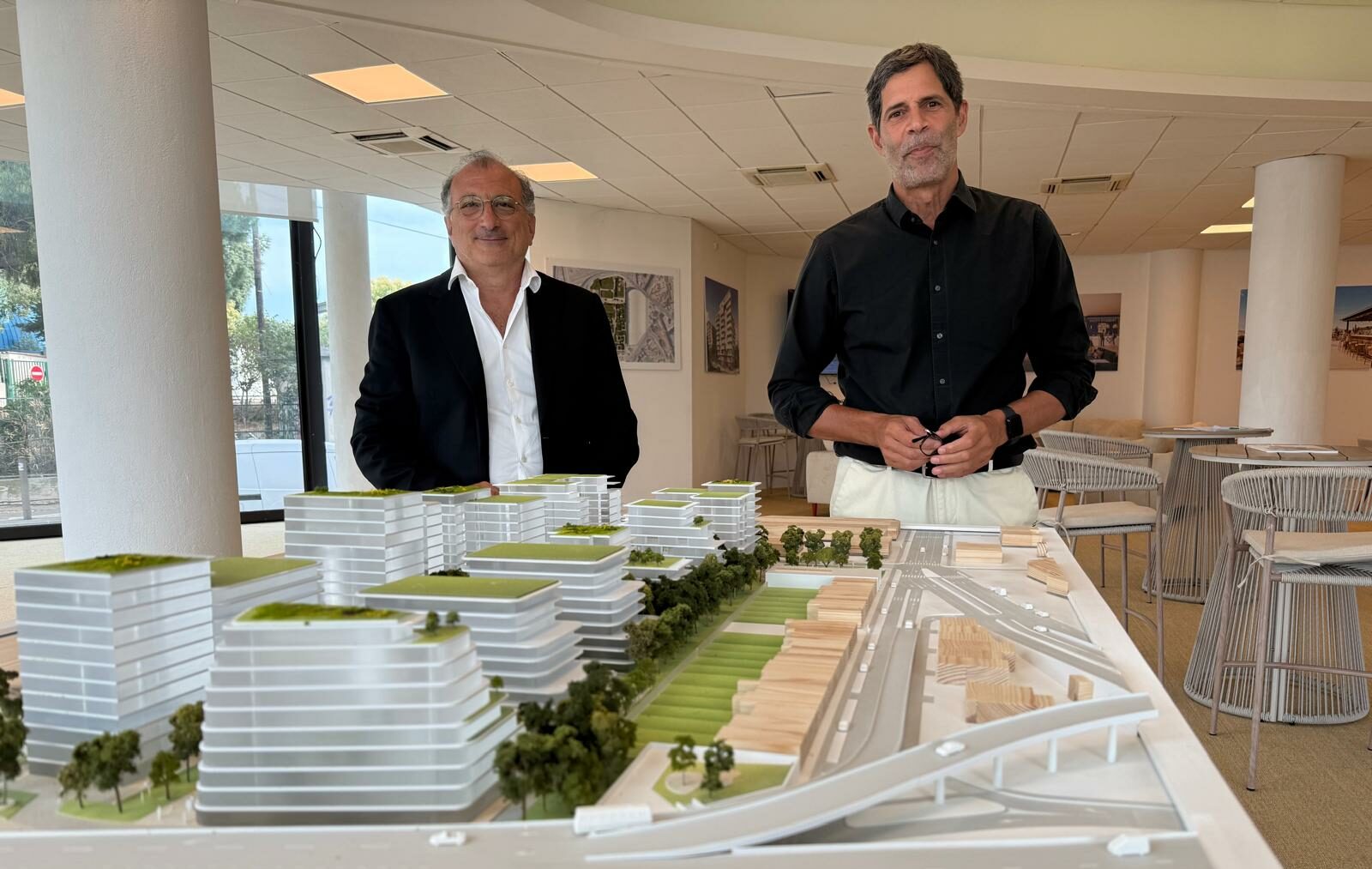 Éric Lasery, président du Groupe SIFER Immobilier, et Cyril Simon, directeur général de SIFER Promotion, devant la maquette du projet InCity à la Capelette.