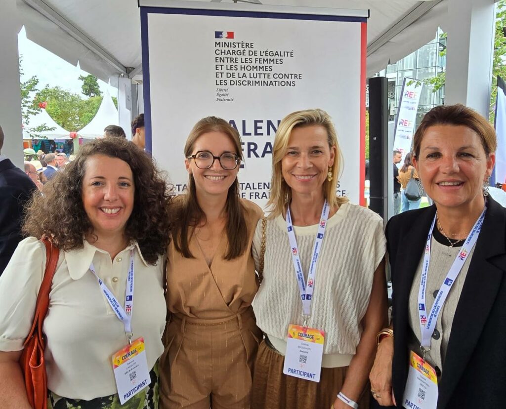 De gauche à droite, Salomé Cassuto, présidente du réseau des Femmes de l’UPE13, Aurore Bergé, ministre déléguée auprès du Premier ministre chargée de l’Égalité entre les femmes et les hommes et de la Lutte contre les discriminations, Clotilde Brochard, directrice du développement de Deloitte Méditerranée et membre du Conseil exécutif de l’UPE13, lors de la REF 2026 à Roland-Garros