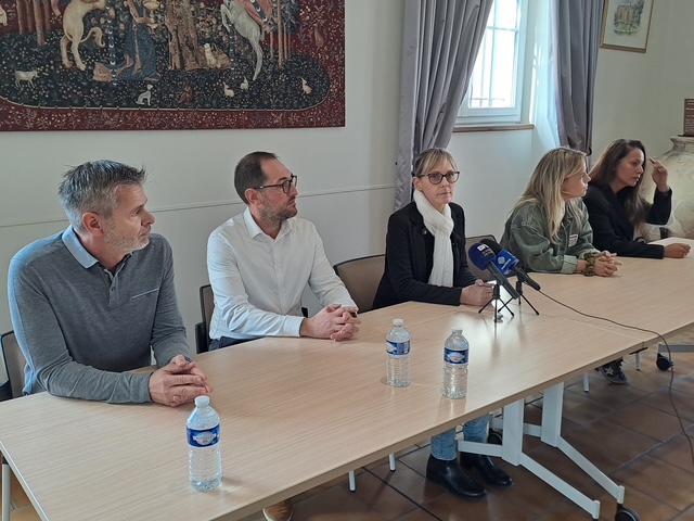 Julie Arias entourée de ses élus et responsables de services.